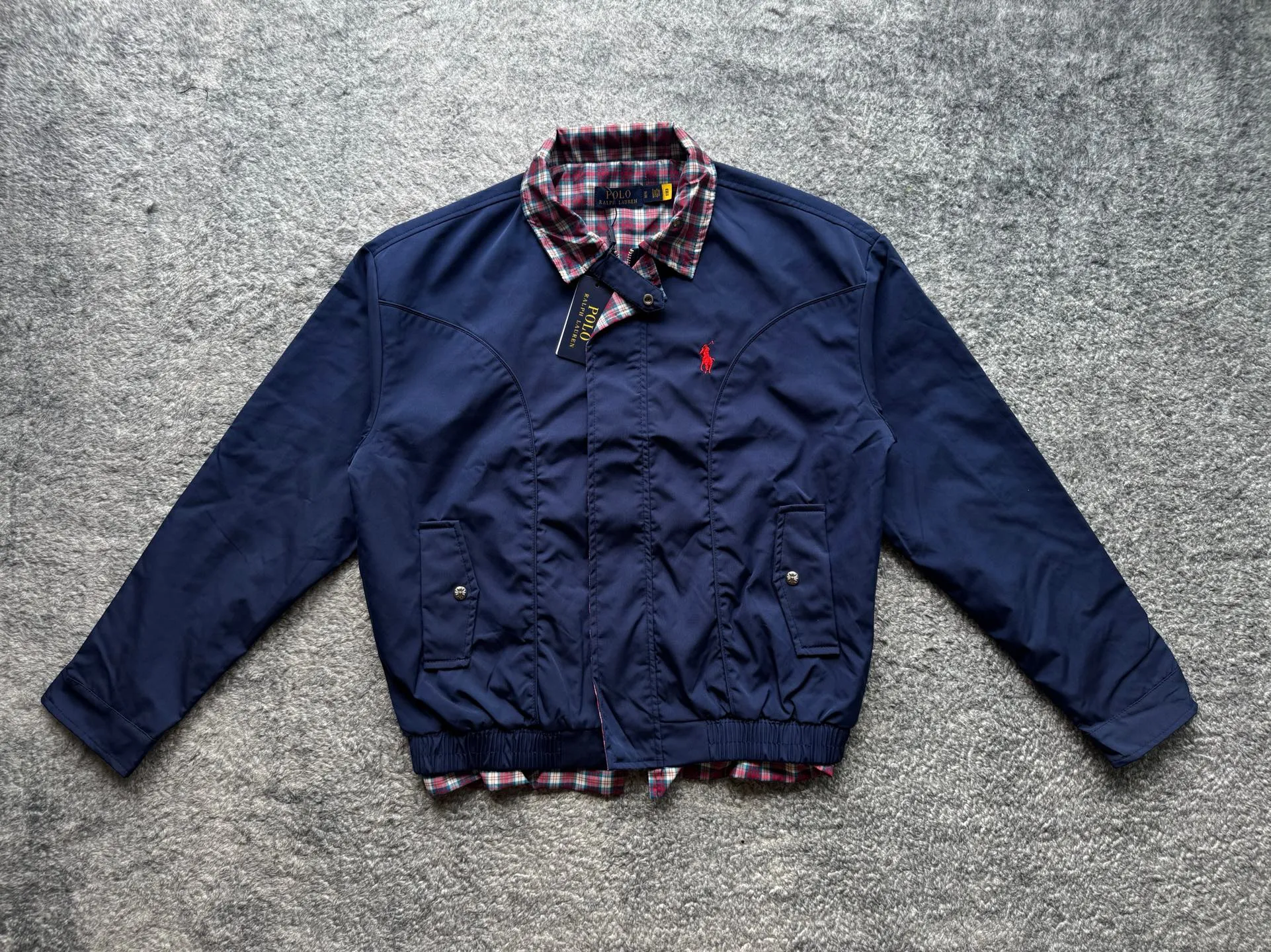 P300 💙Ralph Lauren Vintage Harrington Jacket, dark indigo with red pony logo, full of British retro feel! Soft fabric, comfortable to wear, classic fit + lapel design, plaid embellishments on cuffs and collar, great details ✨ The Harrington jacket represents low-key and approachability. In other words, it is not as rigid as a Chinese tunic suit, nor as high-end as a suit. Another point is that the Harrington jacket is adaptable. It does not look strange to wear on almost any figure or occasion. No matter you are young and handsome or you are middle-aged and fat, this style of jacket can hold up.               Color: Navy Blue Apricot Size: Length Bust Shoulder Width Sleeve Length M 68 124 57 60 L 70 128 58.5 62 XL 72 132 60 64